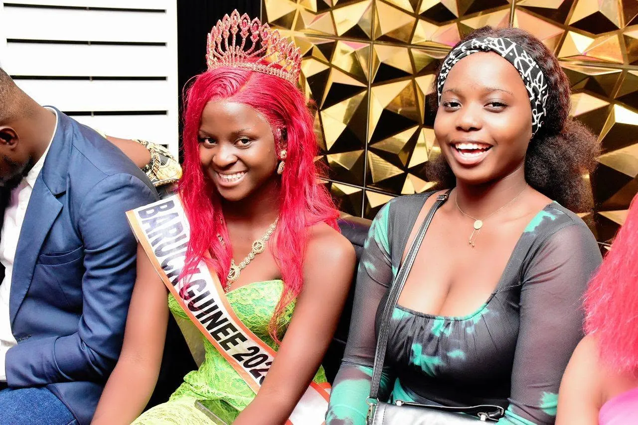 Mama Adama Bangoura, couronne sur la tête, aux côtés d’une autre participante pendant la soirée