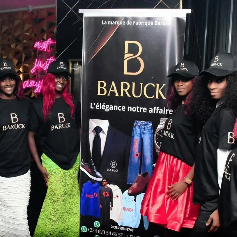 Les participantes en tee-shirt Baruck devant le kakémono de la marque, « L’élégance notre affaire »