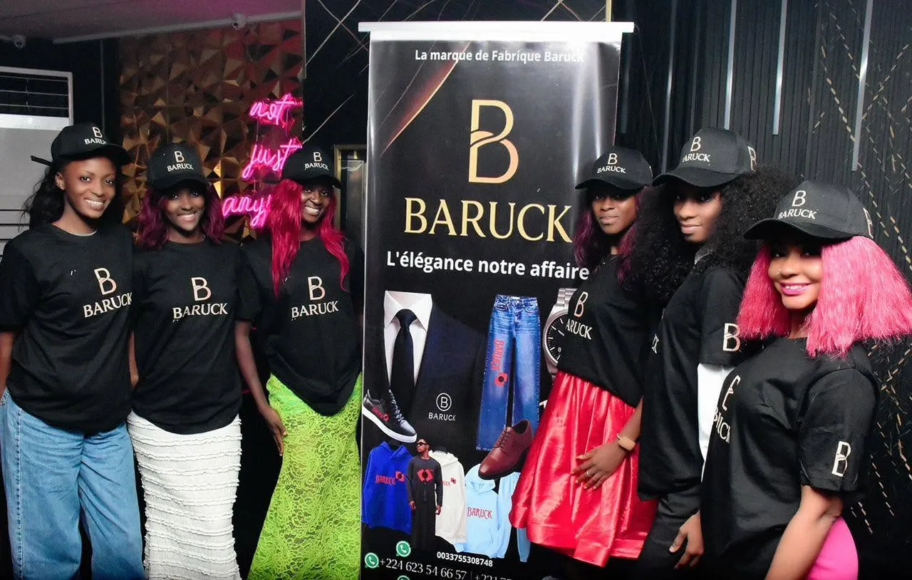 Les participantes rassemblées devant le kakémono de la marque Baruck