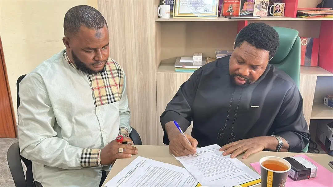 Le PDG du Groupe Baruck signant la convention de partenariat aux côtés d’un membre du comité d’organisation de Miss Élégance Guinée