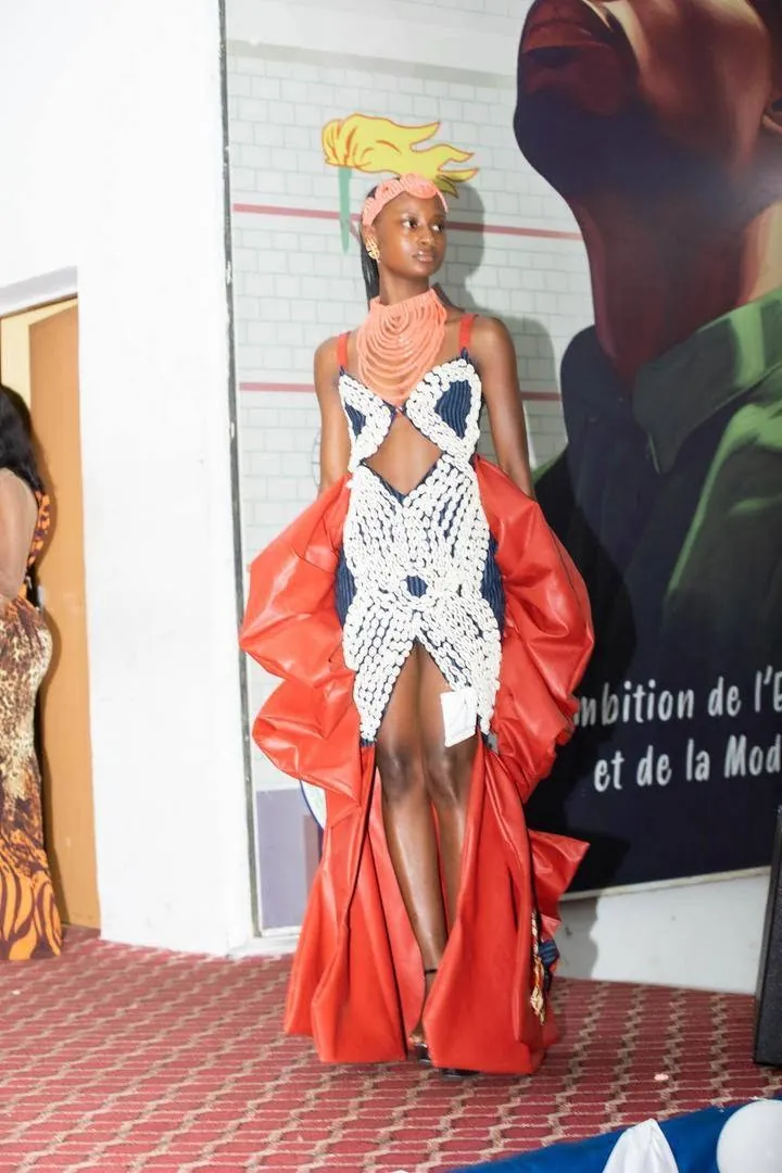 Passage sur le podium en robe rouge et blanche à traîne