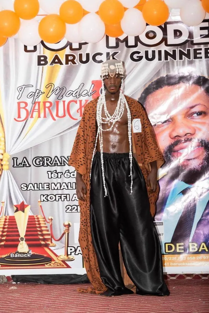 Passage sur le podium en haut brodé et pantalon noir ample