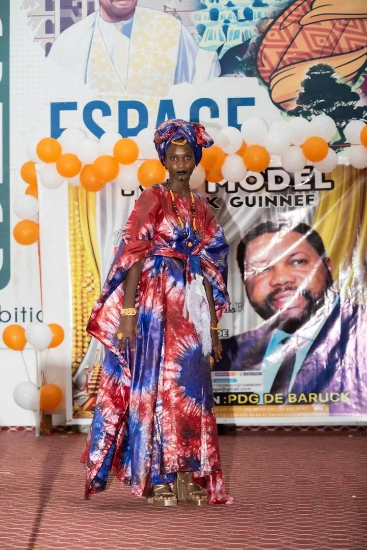 Passage sur le podium en tenue multicolore et foulard de tête