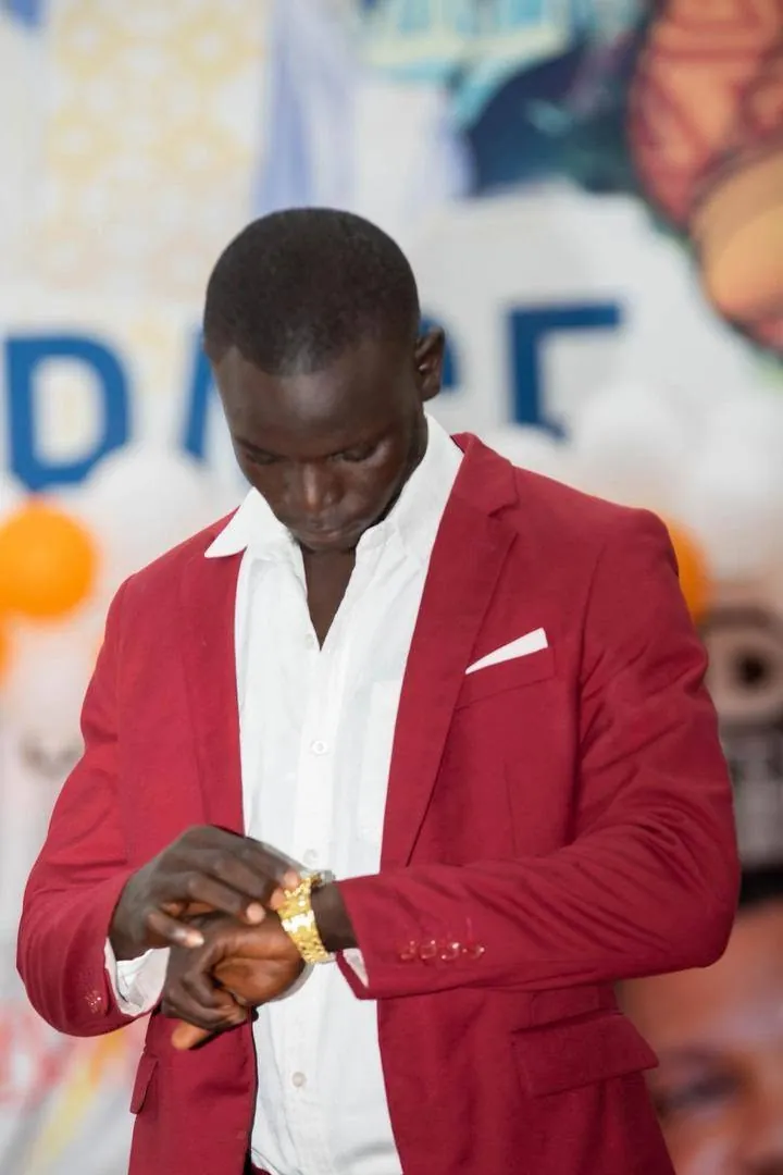 Passage sur le podium en blazer rouge et chemise blanche