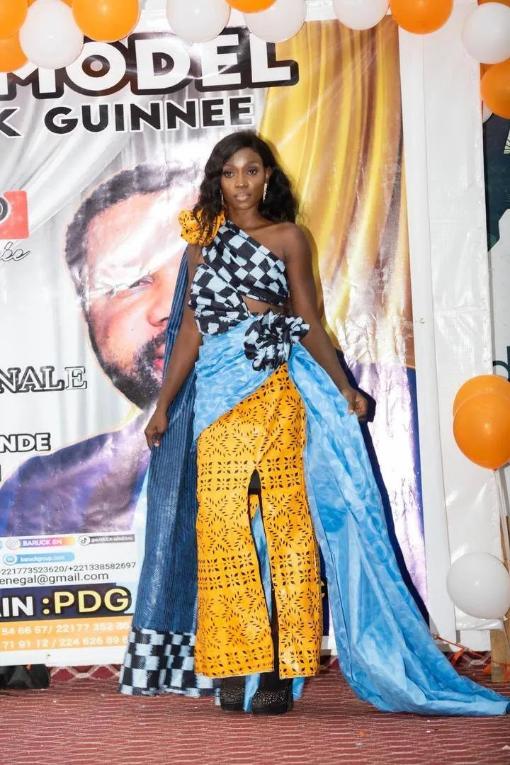 Passage sur le podium en robe bleue et jaune à motifs