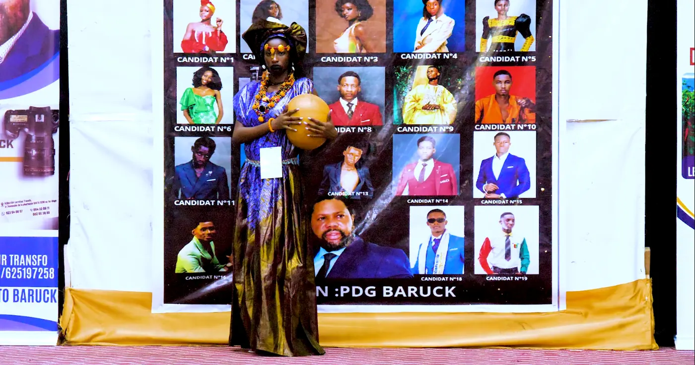 Le candidat n°3 en boubou violet, une calebasse à la main