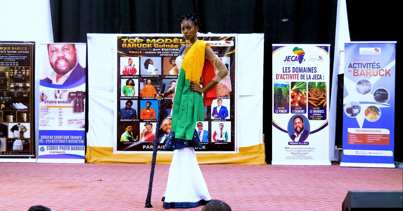 Le candidat n°6 en longue robe verte, jaune et rouge