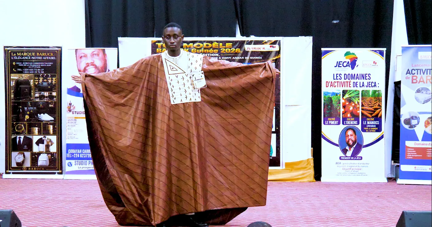 Le candidat n°11 déployant son boubou brun comme une cape