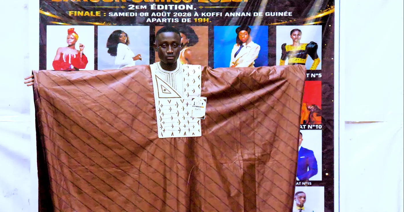 Le candidat n°11 de près, son boubou brun ouvert en grand