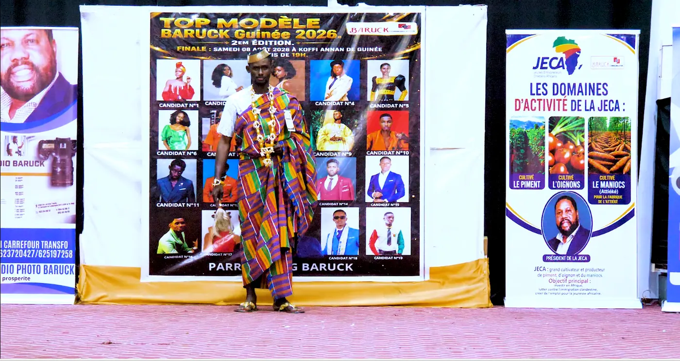 Le candidat n°16 en boubou multicolore à carreaux