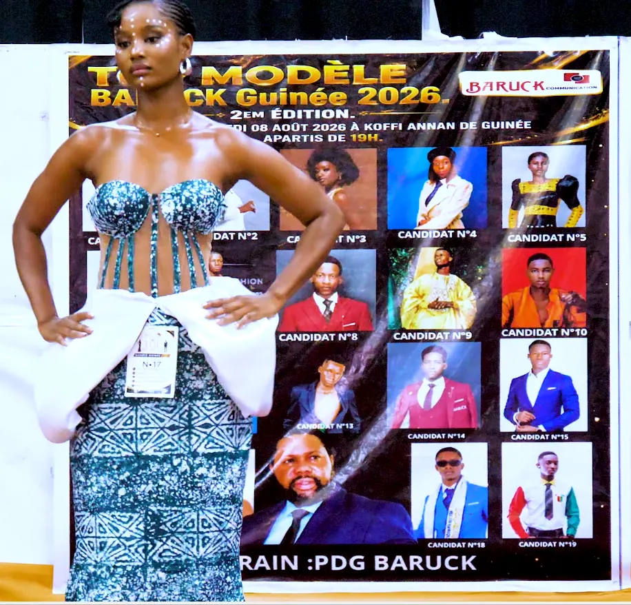 Le candidat n°17 en bustier et jupe longue à motifs bleus