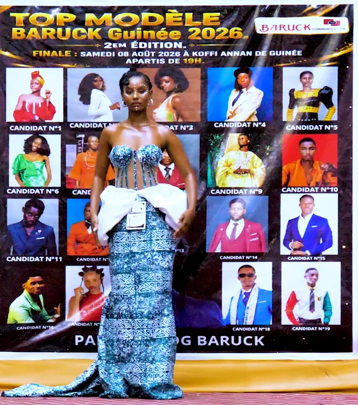 Le candidat n°17 de face, en bustier et jupe longue à motifs bleus
