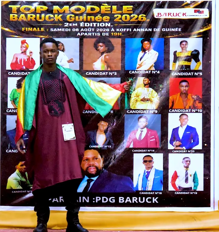 Le candidat n°18 en boubou bordeaux, une étoffe verte, jaune et rouge sur les épaules