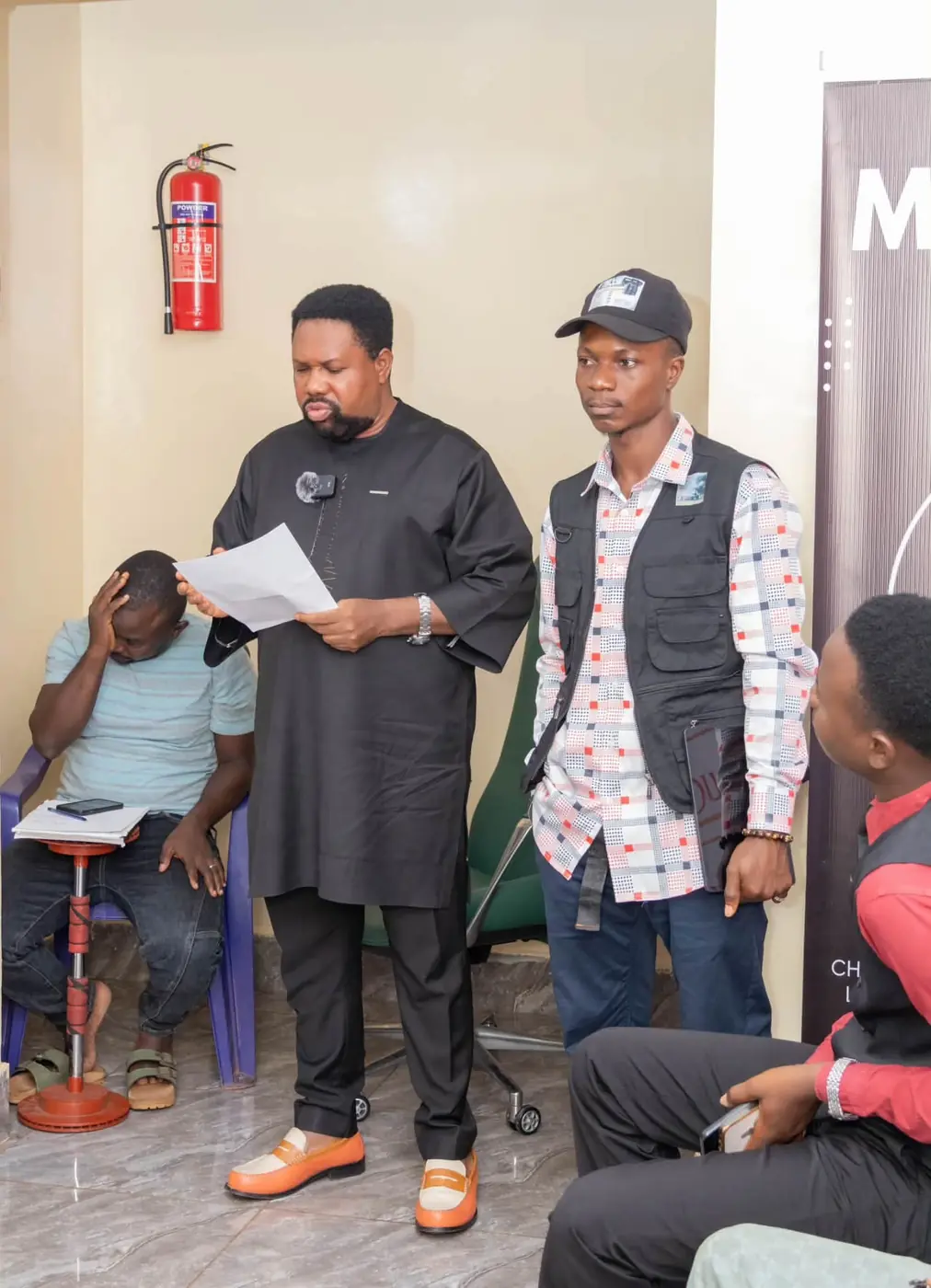 Le PDG du Groupe Baruck lisant ses notes devant les candidats