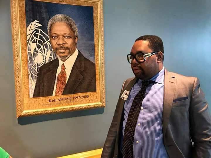 MR Djoro Joël Shaloom Krasso devant un portrait de Kofi Annan
